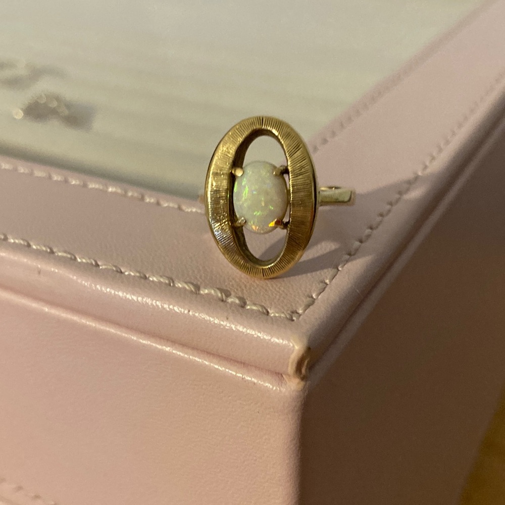 Vintage 10k yellow gold opal ring size 7